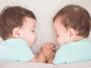 ما هي أفضل وضعيات تساعد على الحمل بتوأم