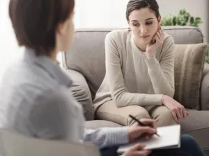 متى ينزل كيس الحمل بعد الإجهاض في الشهر الثاني؟