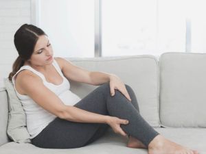 هل ألم الرجلين من علامات الحمل المبكرة؟