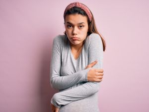 هل القشعريرة من علامات الحمل أم الدورة