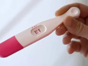 هل نزول افرازات مثل زلال البيض من علامات الحمل والصلة بينهما