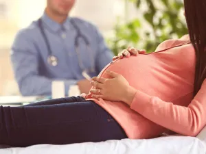 هل يكبر البطن في الحمل خارج الرحم؟