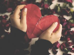 برج السرطان عاطفي ورقيق، ويتذكر كل لحظة من علاقاته السابقة مع أحبابه