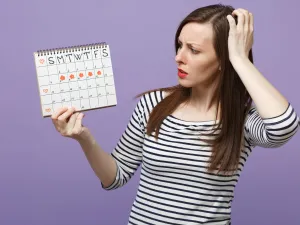 من أعراض قرب حدوث الدورة الشهرية آلام في أسفل البطن بسبب تقلصات الرحم