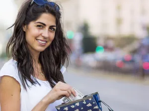 أفضل المحافظ هي دائماً المحافظ الحمراء ذات البطانه الداخلية الحمراء