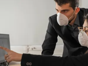 عند دخول المكتب تجنب المصافحة حرصاً على سلامتهم وسلامته