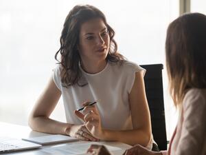 إذا كان لديك مشاعر استياء أو غضب تجاه زميل معين في العمل، فسيؤدي ذلك إلى حلم 