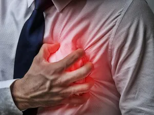 من مؤشرات ارتفاع إنزيم القلب آلامٌ في الصدر