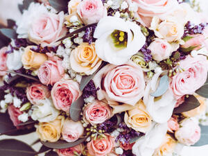اختيار باقات الأزهار يُعدّ من بين أكثر الأمور تشويقاً عند تنظيم زفافك
