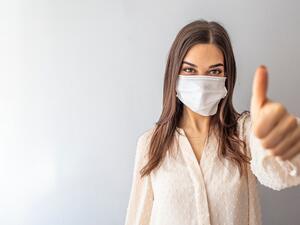 الأفراد الذين تظهر عليهم علامات أو أعراض تتفق مع كورونا يجب أن يخضع لاختبار الكورونا