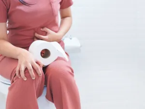 من أعراض الإمساك المزمن عدم الراحة عند الذهاب إلى الحمام