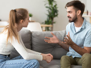 يتميز برج الدلو بأنه مستمع جيد ولكن مع ذلك يعيبه عدم التعبير عن مشاعره واحتياجاته