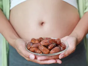التمر تساعد على تسريع الولادة