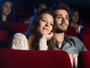 مشاهدة الثنائي للأفلام معاً يقرّبهما أكثر من بعضهما