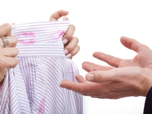 أحيانًا تعيش المرأة في ذل ومهانة في حياتها الزوجية وتخشى طلب الطلاق