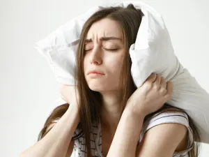 يتسبب نقص النوم في أعراض مثل ارتفاع معدل ضربات القلب وضغط الدم والإجهاد