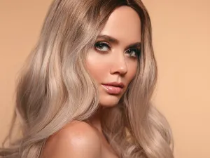 دلكي الملطف بلطف على شعرك من الأعلى إلى الأسفل