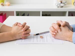 يتعامل الجميع على أن الطلاق قرار جماعي رغم أنه قرار شخصي منوط بالمرء نفسه