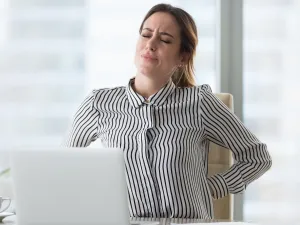 مع تقدم في السن، يصبح الديسك جافاً و أقل مرونة