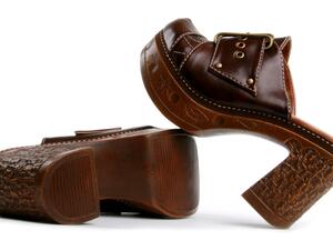 تعرفي على أبرز القباقيب Clogs في ساحة الموضة اليوم 