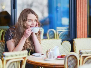 المرأة الباريسية لا تشرب قهوتها في خطوة واحدة