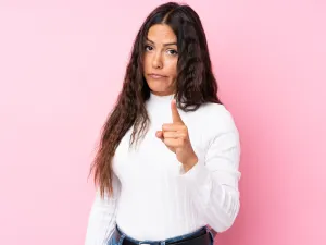 المرأة العصبية سريعة الروقان بكلمة حلوة ونظرة في عينيها تبتسم لك