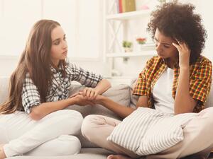 برج السرطان لديك رغبة برعاية الآخرين فأنت معالج اجتماعي رائع