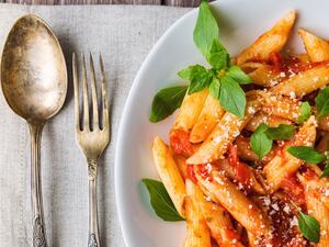 باستا حمراء لمائدة الفالنتاين