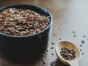 من أهم فوائد بذور الكتان يعالج حساسية القولون