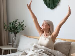 بعد سن الـ 65 عامًا، ينخفض متوسط ساعات النوم من  9 ساعات إلى 7 أو 8 ساعات