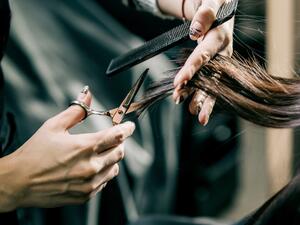 تفسير حلم قص الشعر للعزباء