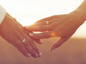 تفسير حلم زواج المتزوجة من زوجها