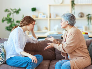 الجوزاء تعشق التواصل والمنطق بينما تسيطر مشاعر سيدة العقرب على كيانها بقوة