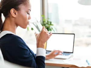 تخلي عن كوب الماء وسوف يكون من الصعب عليك فقدان الوزن