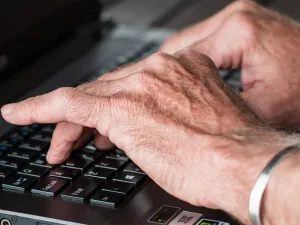 يعد التهاب المفاصل الروماتيزمي من الحالات التي تتسبب بآلام شديدة