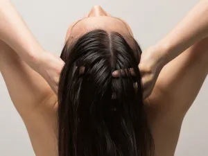 خطوات تساعد في تهدئة فروة الرأس