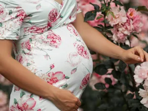 يتطلب الحمل ارتداء ملابس مريحة ويشكل فرصة مميزة لتعزيز أنوثتك خلال هذه الفترة