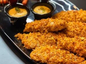 دجاج  مقرمش بالبارميزان مع صلصة العسل والمسترد