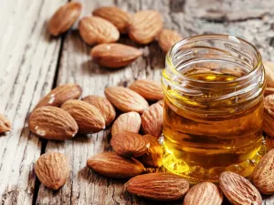 زيت اللوز الحلو مناسب لكل أنواع البشرة خاصة البشرة الحساسة والجافة جدً