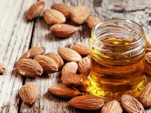 زيت اللوز الحلو مناسب لكل أنواع البشرة خاصة البشرة الحساسة والجافة جدً