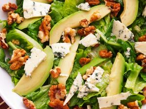 سلطة الإجاص مع الجبن الأزرق