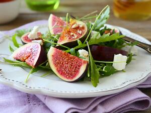 سلطة التين مع كرات الجبنة