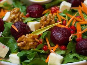 سلطة الشمندر والجوز المكرمل