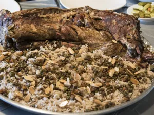 خروف محشي بالأرز والتوابل