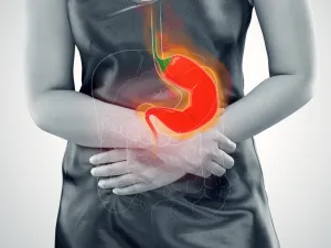 يعمل شرب الماء على حل مشكلة الحموضة 