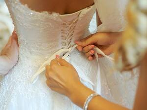 فساتين زفاف بسيطة لحفل زفافك المنزلي 