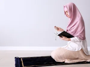 يجلب القيام الرزق لصاحبه من الأموال والبنين