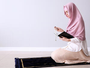 يجلب القيام الرزق لصاحبه من الأموال والبنين