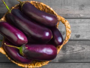 يحتوي الباذنجان على مادة الاوكزالات التي تساهم في تشكيل حصوات الكلى