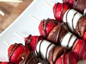 كباب بالفراولة والبراوني لعيد الحب